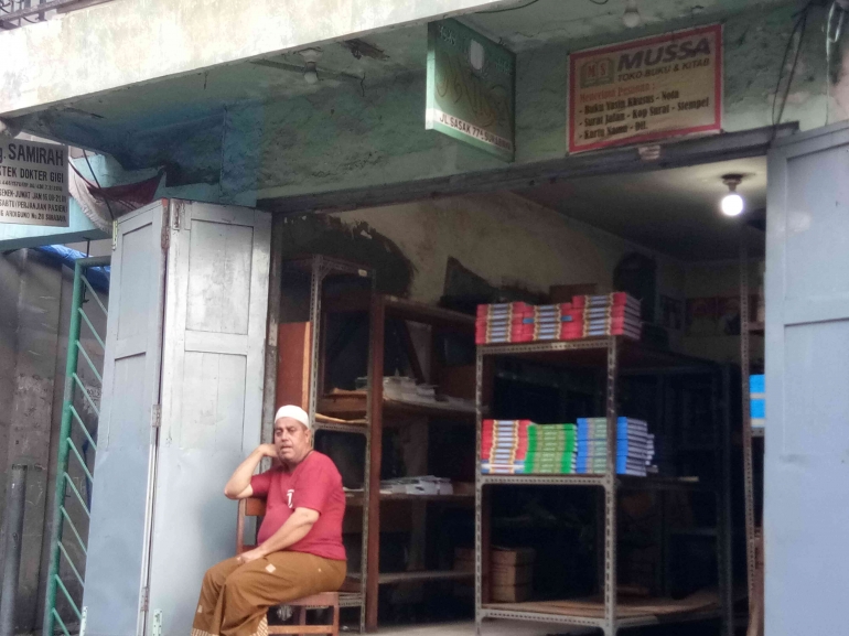 Habib Mustofa saat menunggu pelanggan di tokonya (Foto: Dokumentasi Pribadi)