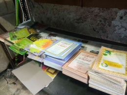 Deretan buku yang dijual Habib Mustofa di toko Mussa (Foto: Dokumentasi Pribadi)