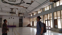 Kondisi aula utama SMKN 1 Bengkulu Selatan yang tetap digunakan meski kondisi kurang layak | Dok. Pribadi
