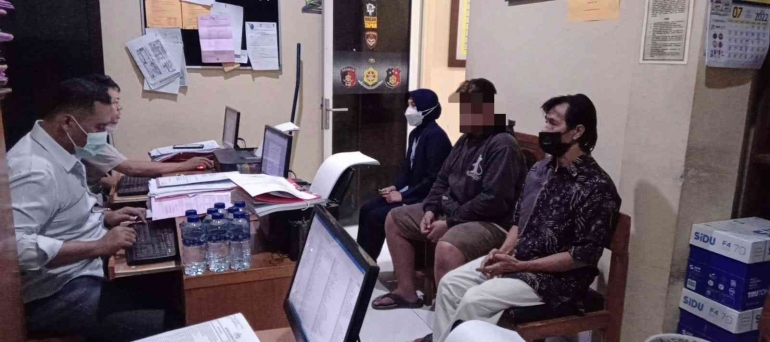PK Pertama Tri Rahayu mendampingi ABH dalam pemeriksaan BAP (Dok: Humas Bapas Wonosari)