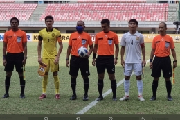 Kapten Malaysia dan Laos berpose jelang laga Grup B Piala AFF U19 2022 antara Malaysia vs Laos di Stadion Patriot Candrabhaga, Bekasi, Senin (11/7/2022). (TANGKAPAN LAYAR Twitter Asean Football @AFFPresse via kompas.com)