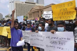 Warga Sri Lanka berdemo didepan kantor presiden di Colombo| AP PHOTO/ERANGA JAYAWARDENA via Kompas.com