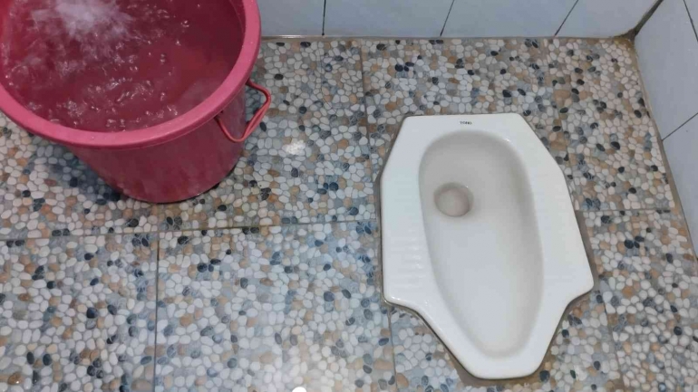 ember toilet umum kena cipratan najis atau tidak