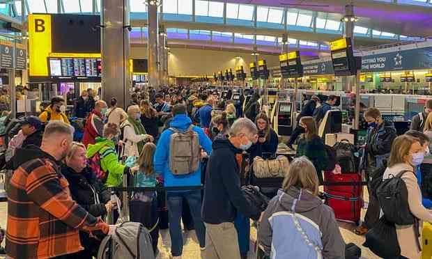 Kepadatan penumpang di Bandara Heathrow-London. Sumber: Henry Nichols /Reuters / The Guardian