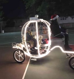 Saat malam eve perayaan Natal di taman. Anak-anak berada di kereta yang dihiasi lampu. Dokpri.
