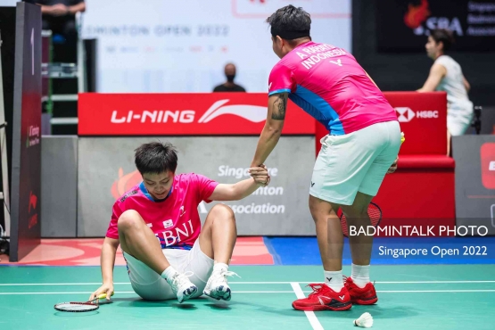Apriyani Rahayu/Siti Fadia berhasil ke final Singapore Open 2022 usai kalahkan Paewsampran/Supajirakul melalui rubber game. | Sumber: Badmintontalk