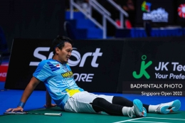 Muhammad Ahsan mengalami masalah di bagian betisnya saat berlaga di semifinal Singapore Open 2022. | via: Badmintontalk