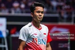 Anthony Ginting berhasil ke final Singapore Open 2022 usai kalahkan Loh Kean Yew dua set langsung. | via: Badmintontalk