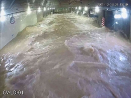 Gambar CCTV terowongan SMART setelah aktivasi atau sedang dialirkan Air mencegah banjir. FOTO : thestar/Malaysia 