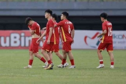 Vietnam U-19  lesu usai ditaklukkan Malaysia U-19 laga semifinal AFF U-19 di Stadion  Candrabhaga, Bekasi.Bola.net/M Iqbal Ichsan