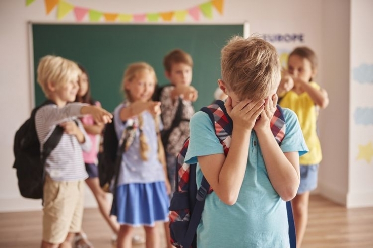 Seorang anak harus menutup mukanya karena menjadi korban bully dari teman-temannya (Sumber: Thinkstock)