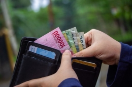 Ilustrasi uang tunai di dompet (Dok. Pexels/Ahsanjaya)