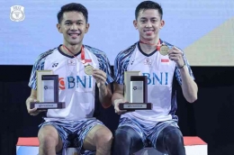 Fajar Alfian/Muhammad Rian Ardianto berpose usai meraih juara Malaysia Masters. Sumber: sports.okezone.com