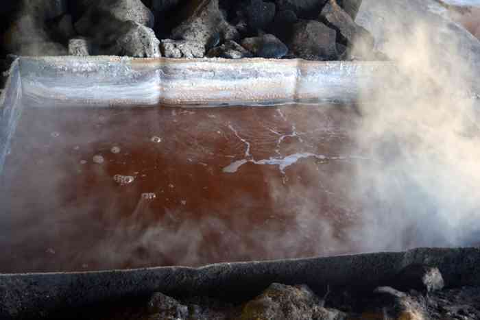 Proses memasak air garap untuk mengurangi kandungan air (Marahalim Siagian)