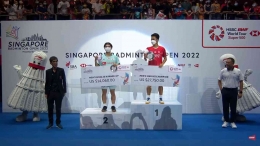 Anthony Sinisuka Ginting meraih gelar pertamanya di tahun 2022 setelah kalahkan Kodai Naraoka di Singapore Open 2022. | Via: Twitter.com/BulutangkisRI 