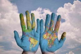 Internet membuat dunia menjadi tak ada batasnya, layaknya slogan Telkom Indonesia: The World in Your Hand (Sumber: Pixabay.com)