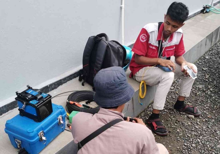 Dua teknisi IndiHome tetap melayani pada akhir pekan (dok.pribadi).