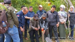 Pak Ujang merekam koordinat bersama Pak Dedi menancapkan tanda batas Andil diantara keduanya