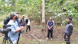 Pak Wahyu (paling kanan) dan pak Dudun (kedua dari kanan), penggarap andil PS merespon diskusi bersama pak Doni dan Pak Nurfaizin