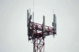 Banyaknya menara sinyal jadi alasan utama jaringan internet lebih stabil. (Sumber: Pexel || Foto oleh Miguel Á. Padriñán) 