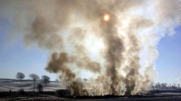 Pembakaran sapi dan domba di Inggris untuk menanggulangi PMK selama wabah yang melanda negeri ini tahun 2001. Photo: CNN. 