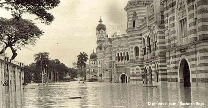 Dahulu Kuala Lumpur Sering Banjir /Seberang Dataran Merdeka, terendam banjir.1971(Sumber: Rashdan Rose/rakyat. Merdeka. 