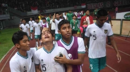 Pemain timnas U19 Indonesia bersedih saat gagal lolos dari fase grup Piala AFF U19 2022| Foto: Akun resmi PSSI