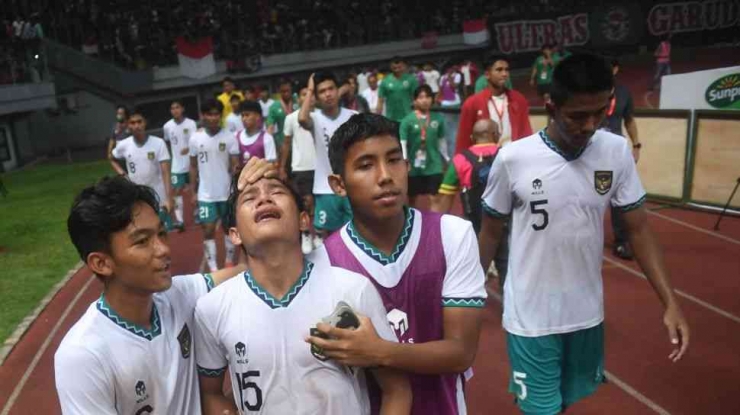 Pemain timnas U19 Indonesia bersedih saat gagal lolos dari fase grup Piala AFF U19 2022| Foto: Akun resmi PSSI