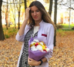 Ilustrasi wanita Rusia yang mengabadikan foto dengan buket bunga di tangannya. ( Instagram : kate khmel )