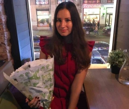 Ilustrasi wanita Rusia dengan buket bunga di tangan. ( Instagram : kate khmel )