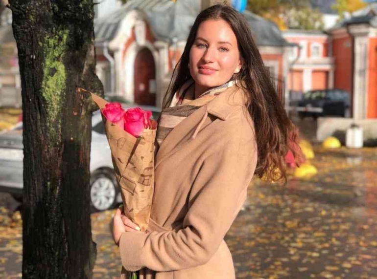 Ilustrasi wanita Rusia dengan buket bunga. ( Instagram : khmelkate )
