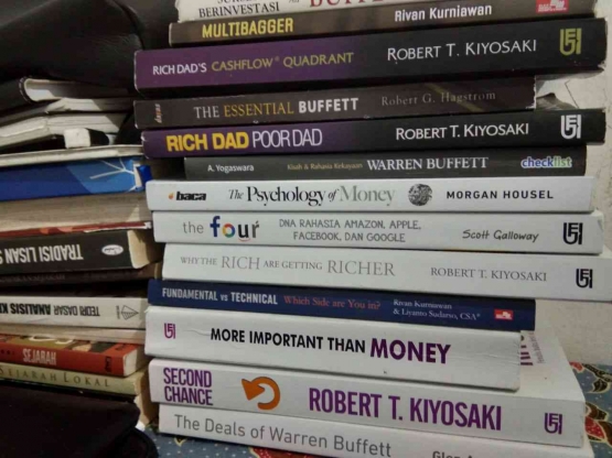 Beberapa buku investasi koleksi pribadi (Dokpri)