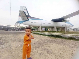 Terlihat anak kami usia batita sangat senang bisa melihat pesawat terbang secara dekat (Foto: Akbar Pitopang)