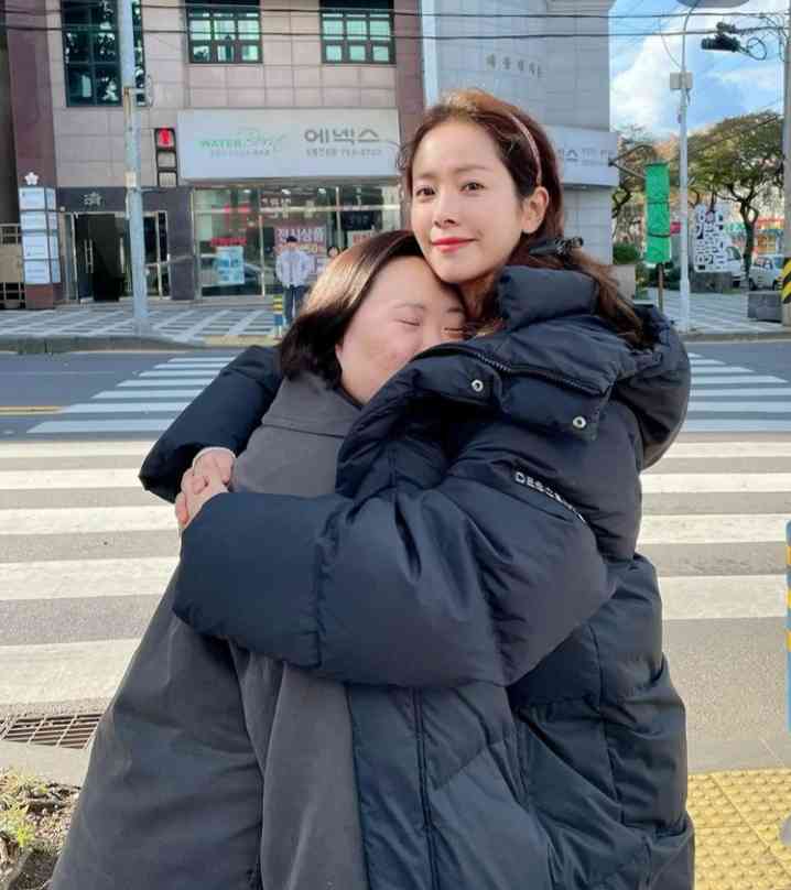 Yeong Ok memeluk Yeong Hui (Sumber: ig roma.emo)