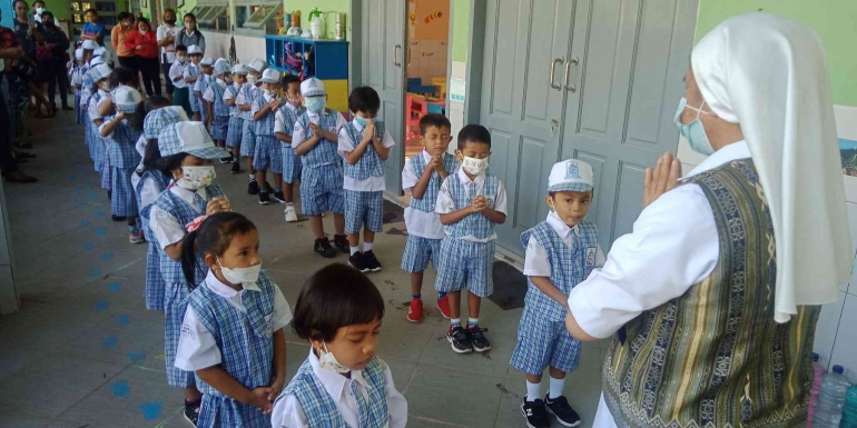 Anak-anak TK Canossa Kupang memulai pelajaran hari perdana tahun ajaran 2022-2023 dengan berdoa. Foto Suster Selly, Kepala TK Canossa Kupang 