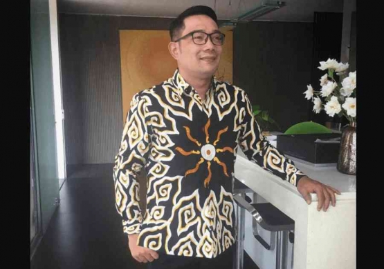 Gubernur Jawa Barat Ridwan Kamil dengan Batik Motif Mega Mendung. (Foto: @ridwankamil)
