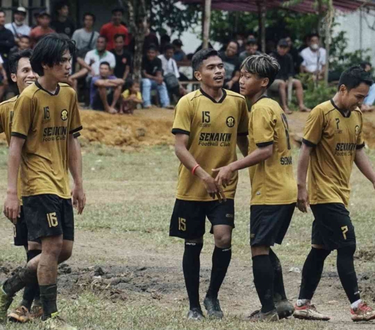 Skuat Senakin FC berfoto bersama jelang laga melawan Nek'Rita FC, Sabtu (16/8/2022).