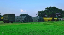 Truk dan deretan tenda tentara di dalam benteng Vastenburg-Solo. Sumber: dokumentasi pribadi