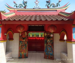 Lukisan Dewa Pintu (Men Shen) di kanan dan kiri. Foto: Ahmad Said Widodo