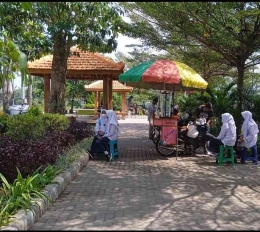 Anak-anak SMP yang pulang awal, menghabiskan waktu berpiknik di lapangan Mberan yang piknikable dan instagram able (dokpri)