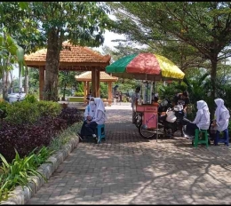 Anak-anak SMP yang pulang awal, menghabiskan waktu berpiknik di lapangan Mberan yang piknikable dan instagram able (dokpri) 