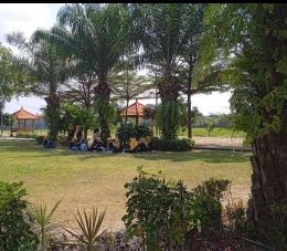 Banyak pengunjung yang berteduh di kerimbunan sambil menikmati jajanan. (Dokpri)