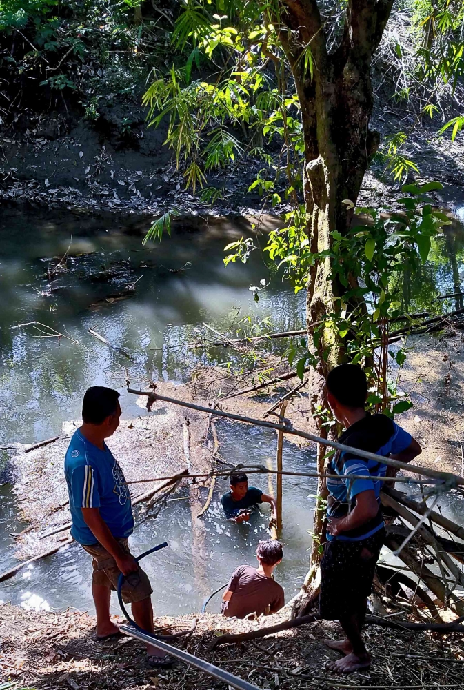 Pemasangan pompa di sungai. Foto: Purnawan