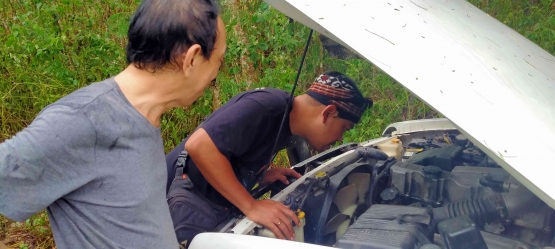 Ternyata hanya selang radiator yang lepas. Foto: Purnawan