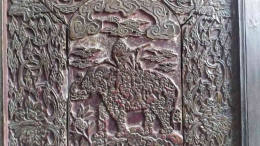 Ukiran Kayu Ganesha Naik Gajah (1852). Sebelah kiri dan kanan ada motif Wadasan. Di atas gajah ada motif Mega Mendung. (Foto: Gapey Sandy)