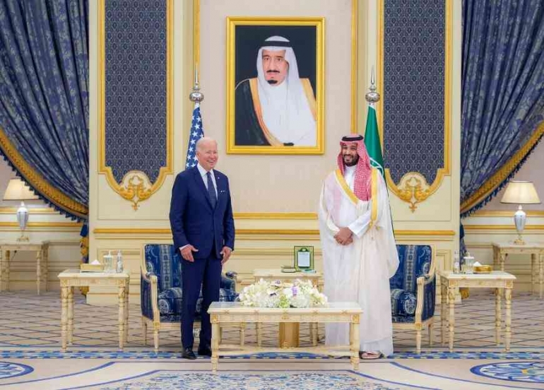 Putra Mahkota Saudi Mohammed bin Salman dengan Presiden AS Joe Biden di Istana Al-Salam di pelabuhan Jeddah Jumat. Kredit BANDAR AL JALOUD  AFP