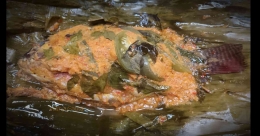 Taraaa... Pepes Ikan Nila sudah jadi. Sajikan dalam piring saji, siap untuk disantap. | Foto: Wahyu Sapta.