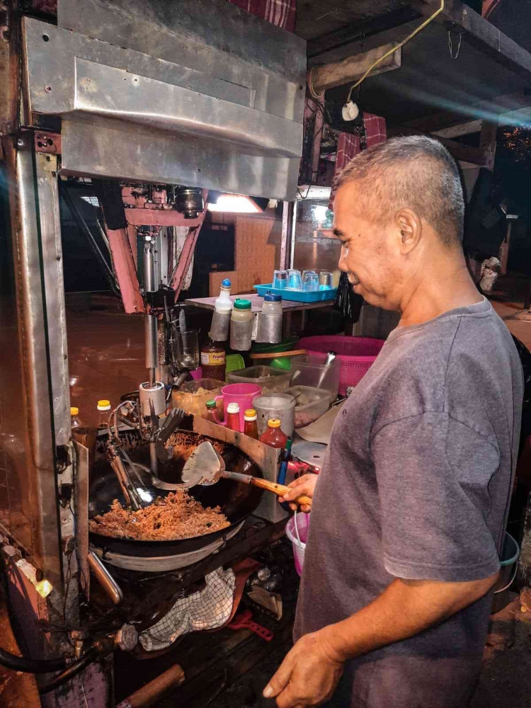 Dartadi penjual nasi goreng robot. (Foto: Ilma Milla Maris)