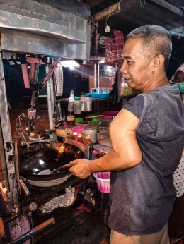 Dartadi penjual nasi goreng robot saat menunjukkan lengan kirinya yang patah. (Foto: Ilma Milla Maris)