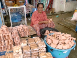 Image: Kaum perempuan dalam pengembangan usaha mikro (Photo by Merza Gamal, lokasi Ambon-Maluku)